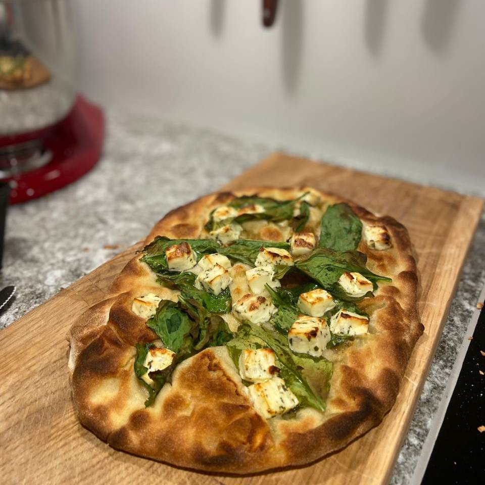 Pinsa mit Ziegenkäse, Akazienhonig & Blattspinat