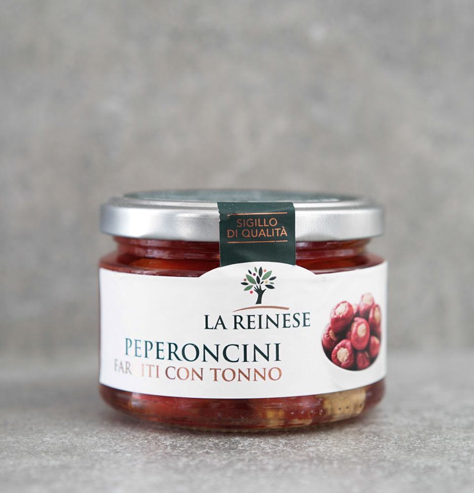 Chilischoten gefüllt mit Thunfisch