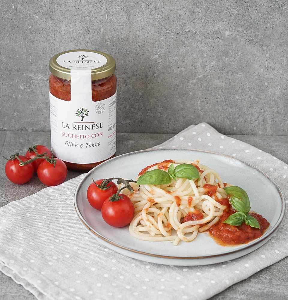 Tomatensauce mit Oliven und Thunfisch