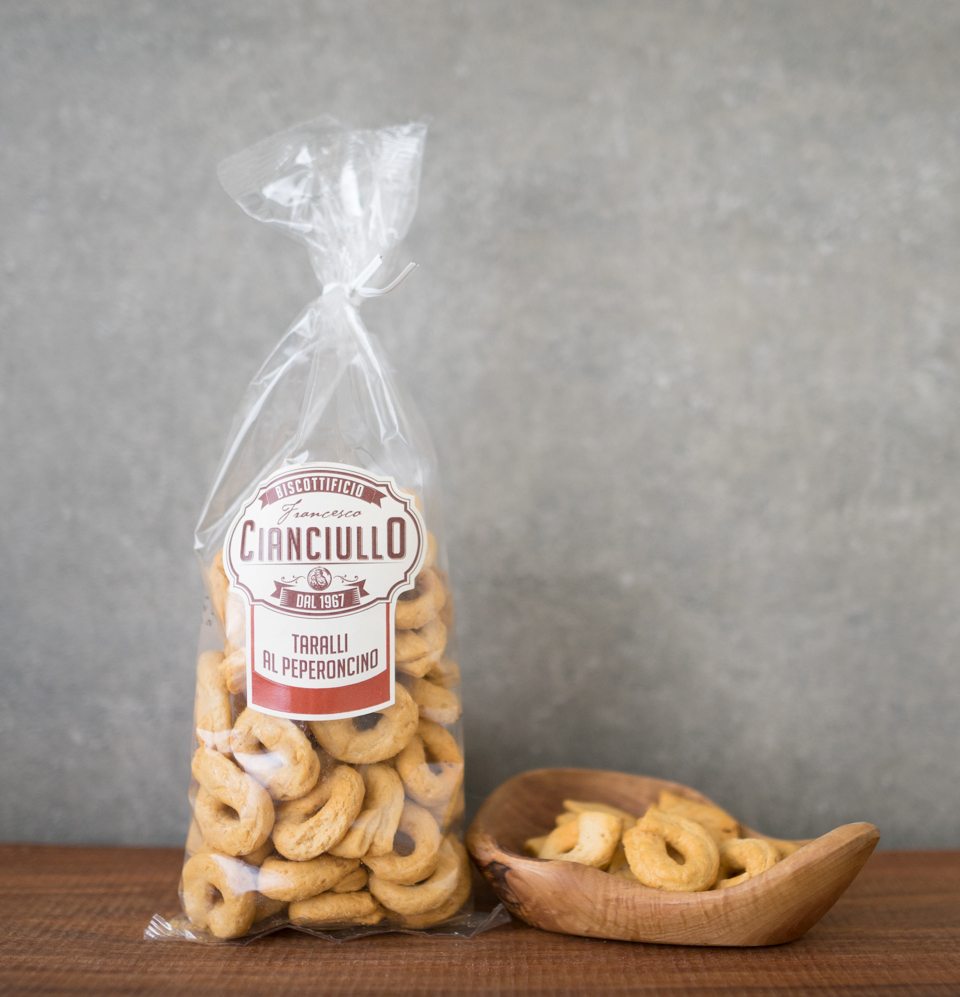 Taralli mit Peperoncino - italienisches Salzgebäck – Gourmido Taralli mit Peperoncino - italienisches Salzgebäck – Gourmido