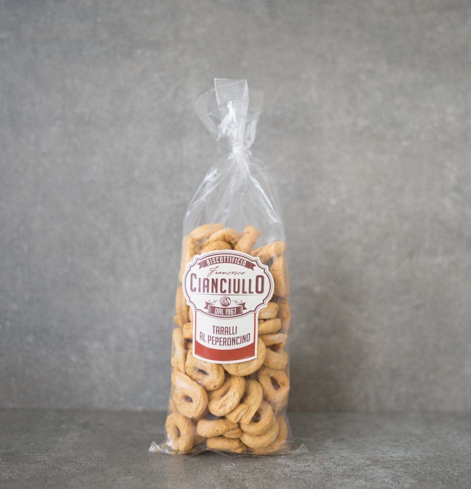 Taralli mit Peperoncino - italienisches Salzgebäck – Gourmido Taralli mit Peperoncino - italienisches Salzgebäck – Gourmido